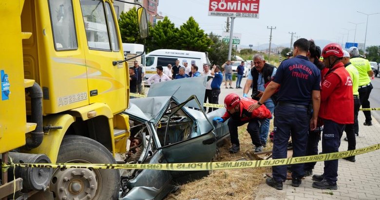 Köpeğe çarpmamak için manevra yapan sürücü kamyona çarptı: 3 ölü, 1 yaralı
