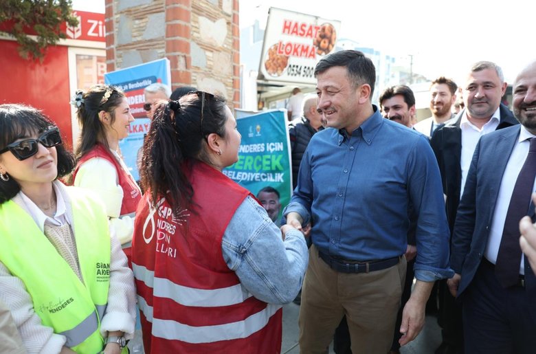 Cumhur İttifakı İzmir adayı Hamza Dağ ile CHP’li gençler arasında güldüren diyalog