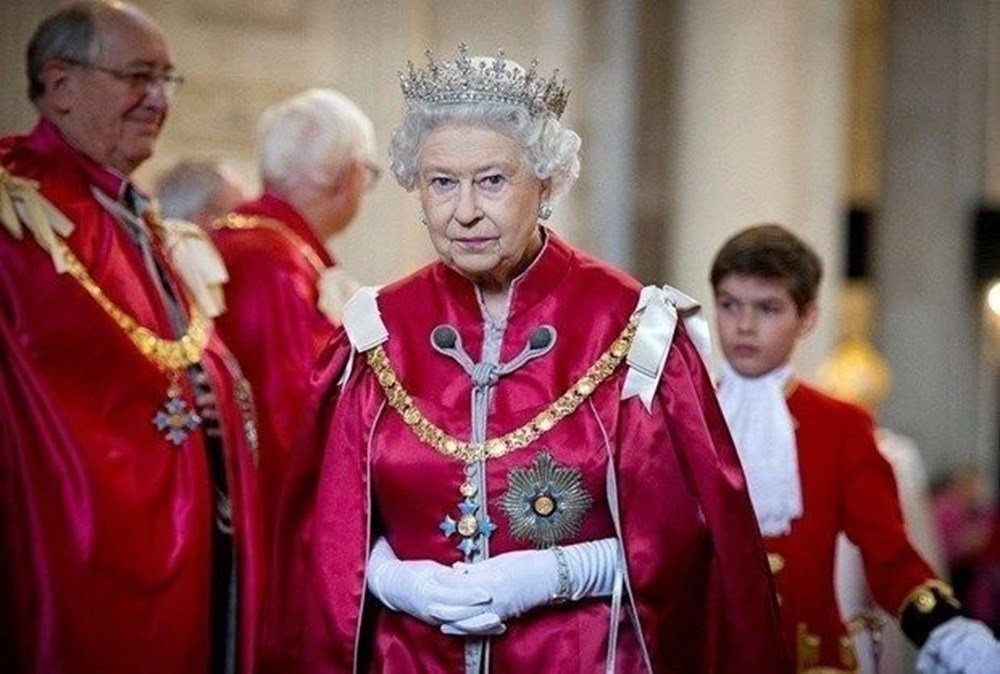 Kraliçe Elizabeth’ten ilanlı koruma! Doğa gezginleri, şatonun duvarında tuvalet ihtiyacını gideriyor!