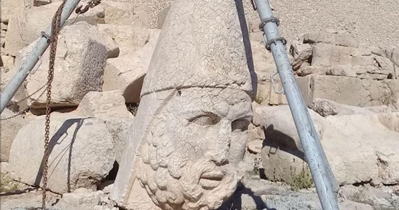 Nemrut Dağı’ndaki 2 bin 60 yıllık heykel devrilmekten kurtarıldı