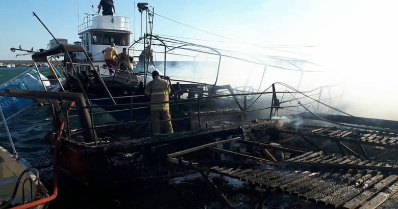 İzmir Karaburun’da yangın! 4 tekne yandı