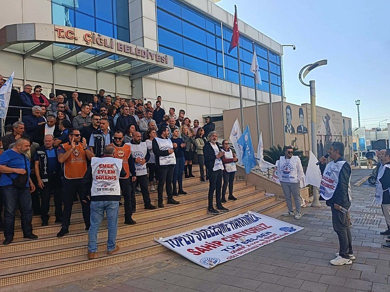 izmir-ciglide-haklarini-alamayan-memurlar-is-birakti-emekciler-aylarca-bekletiliyor-alacaklarimiz-erteleniyor-1761829350577.jpg