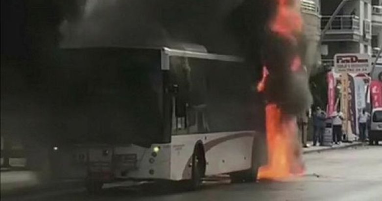 İzmir’de faciadan dönüldü! Belediye otobüsü seyir halindeyken yandı
