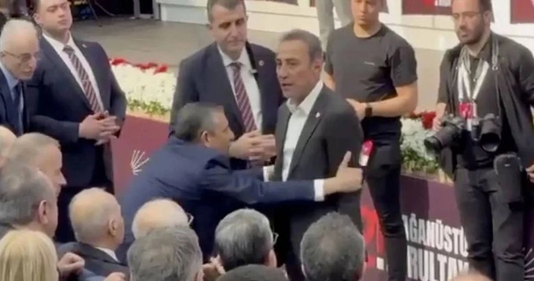 Tek adam kurultayında kavga çıktı