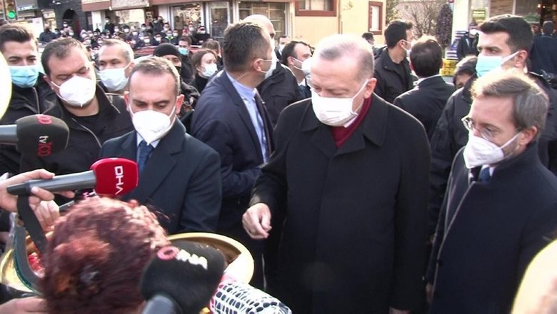 Başkan Erdoğan Cuma namazı sonrası gazetecilere cevizli sucuk ikram etti