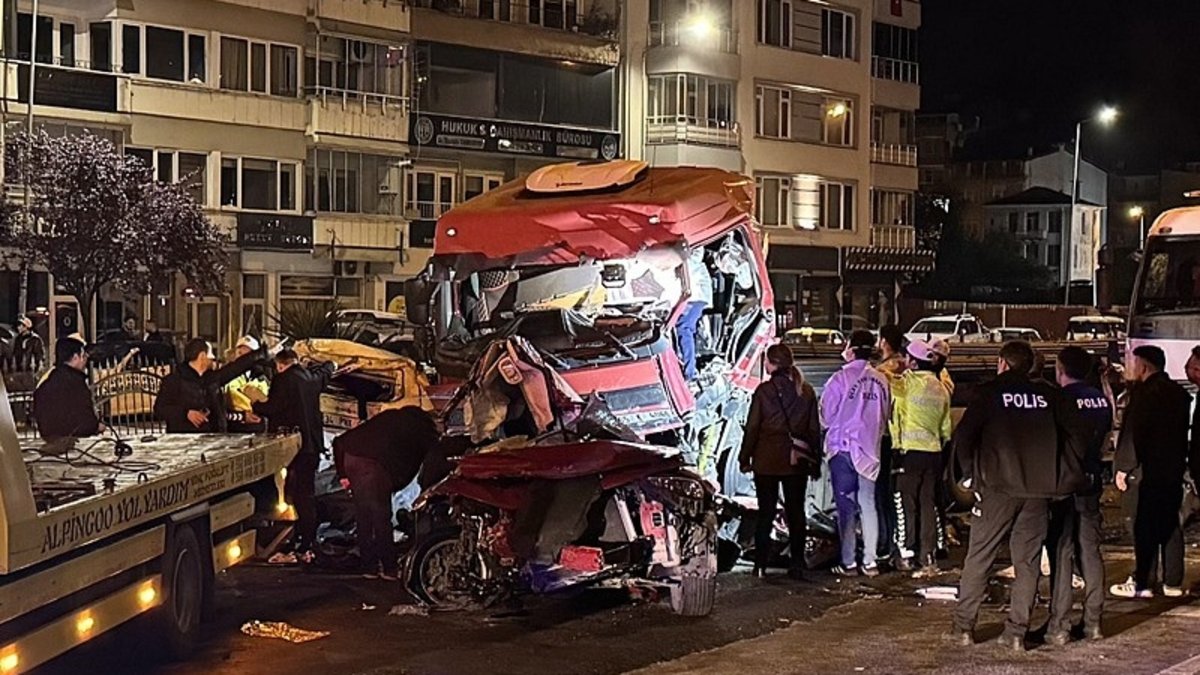 Yollar kana bulandı! TIR iki otomobili biçti: Ölü ve yaralılar var