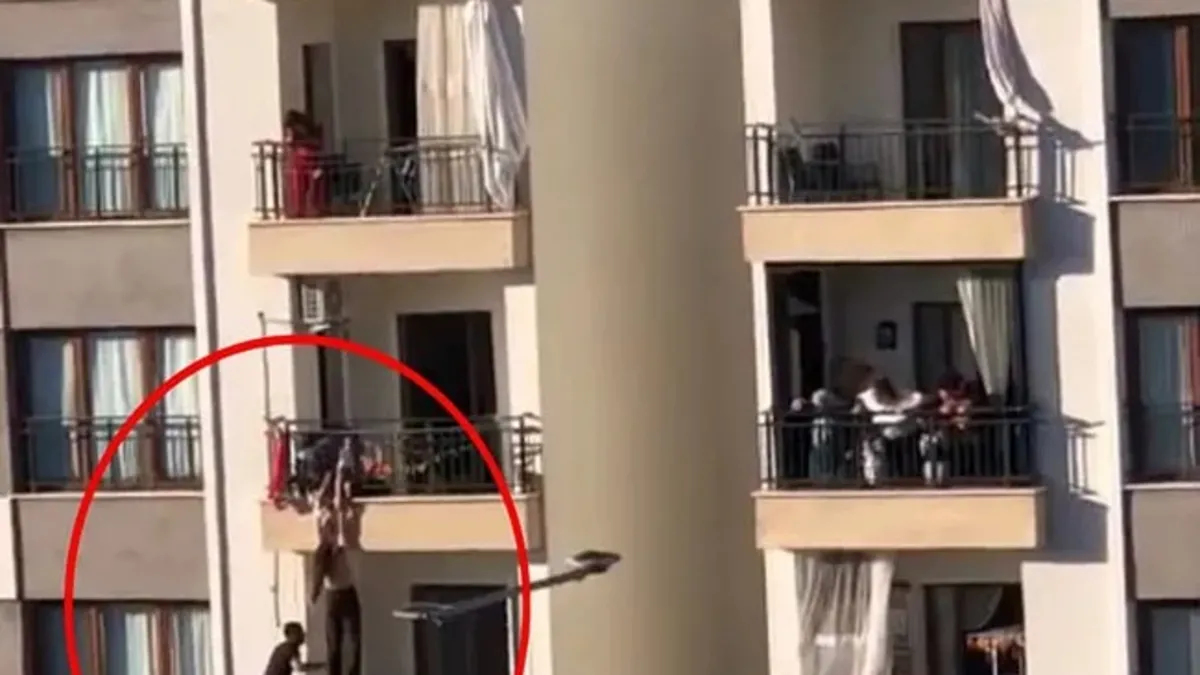 Balkondan düşmek üzereydi! Kız çocuğu böyle kurtarıldı