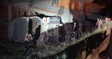 Freni boşalan kamyon eve girdi: 2 ölü
