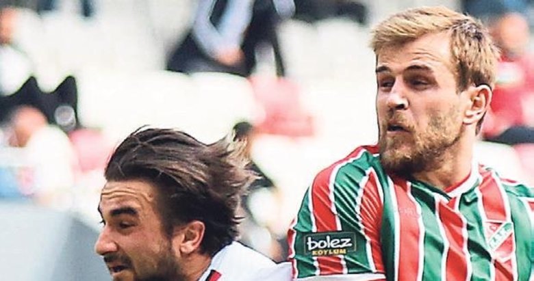 Karşıyaka’da iki kadro dışı