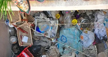 Manisa’da 10 yıllık kabus! Bu apartmana giren maskesini takıyor