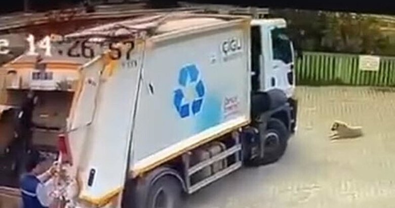 İzmir’de çöp kamyonu köpeği ezerek öldürdü!