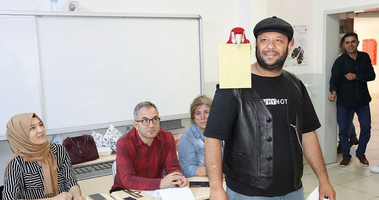 Sandık başından renkli ve ilginç seçim manzaraları