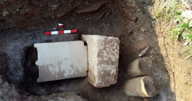 Muğla’da kazı çalışmasında mezar kaidesi ve mezar taşı bulundu