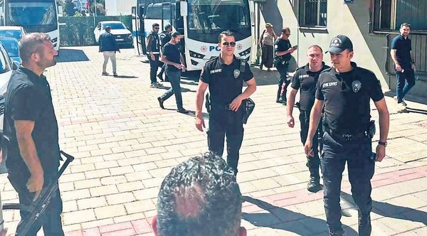 izmir-bucada-gozalti-depremi-belediyedeki-yolsuzluk-iddialarina-buyuk-operasyon-1780345853267.jpeg