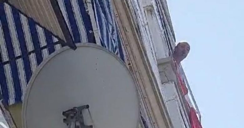 Eline ne geçirdiyse pencereden attı, mahalleli canını zor kurtardı