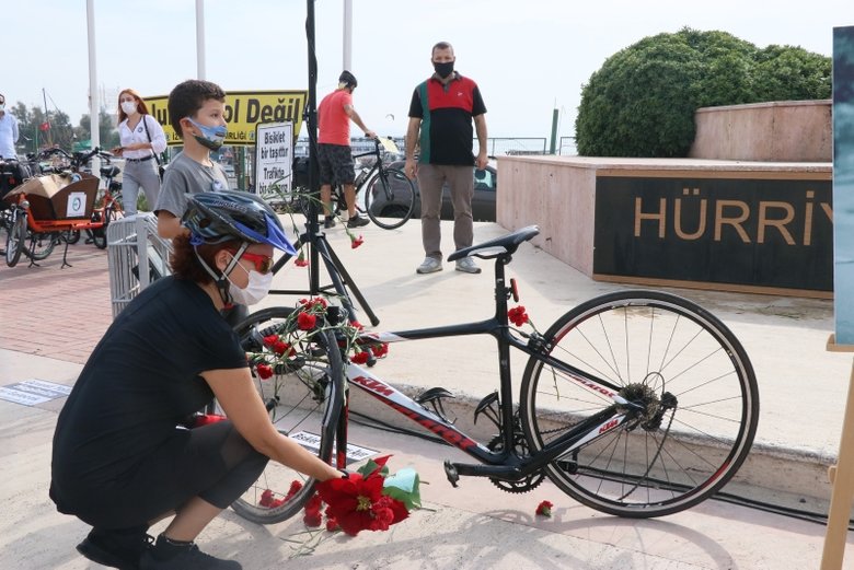 Trafik kazasında hayatını kaybeden bisikletçi Zeynep Aslan, İzmir’de anıldı