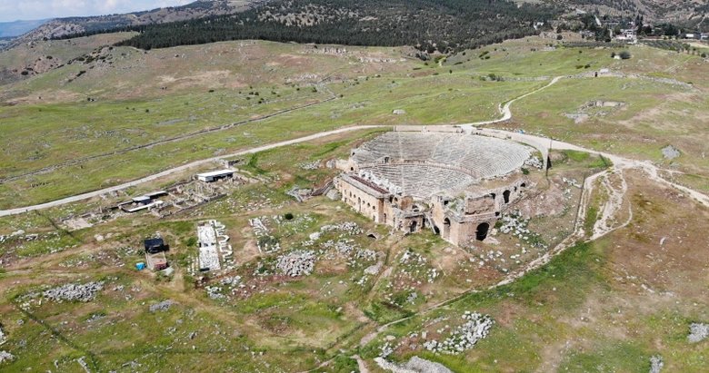 Hierapolis Antik Kenti’nde açan gelincikler görsel şölen oluşturuyor