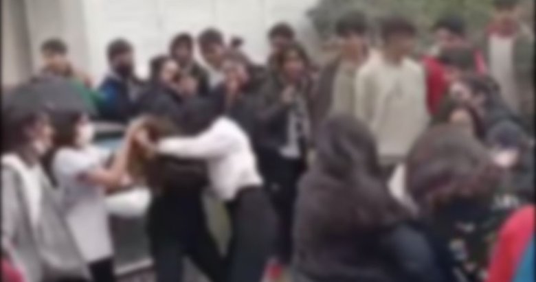 Bir öğrenci kavgası da Manisa’dan! Ortalığı birbirine kattılar