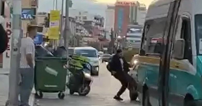 İzmir’de tekmeler havada uçuştu! Trafikte tartıştığı kişinin otomobilini tekmeleyen şahsa ceza yağdı