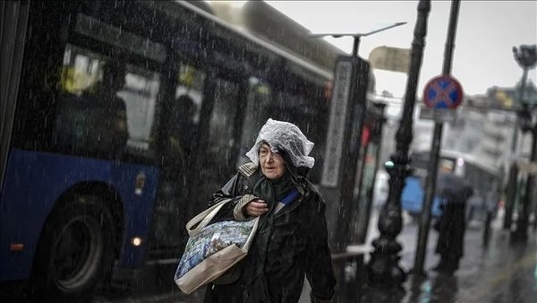 meteorolojiden-izmir-ve-cevre-illere-yagis-alarmi-gokyuzu-karariyor-firtina-ve-saganak-1781334567909.jpeg