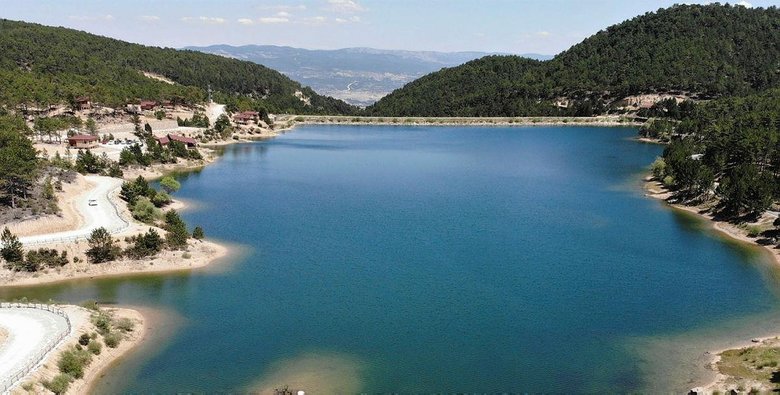 Tahtalı Göleti, mavi ve yeşilin buluştuğu manzarasıyla görenleri büyülüyor