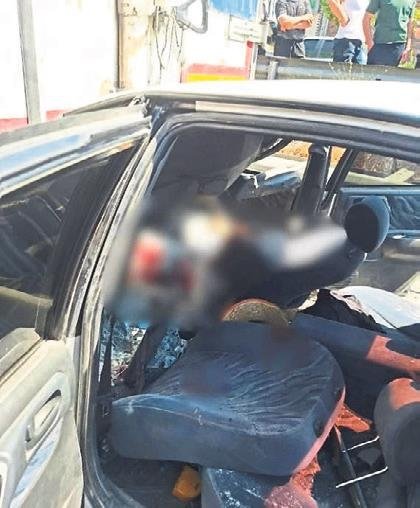 Araba kağıt gibi ezildi! Seyir halindeki TIR’a çarptı, yaşamını yitirdi