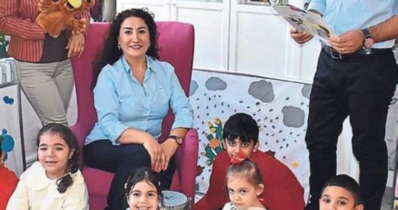 Masallarla öğrencilerin kaygılarını azaltıyor