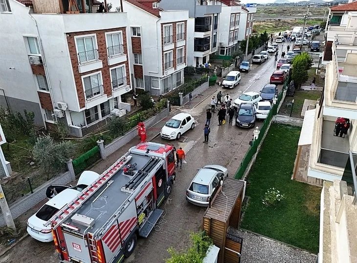 izmir-bergamada-sel-vatandas-isyan-etti-her-taraf-camur-balcik-altinda-1761668006979.jpeg