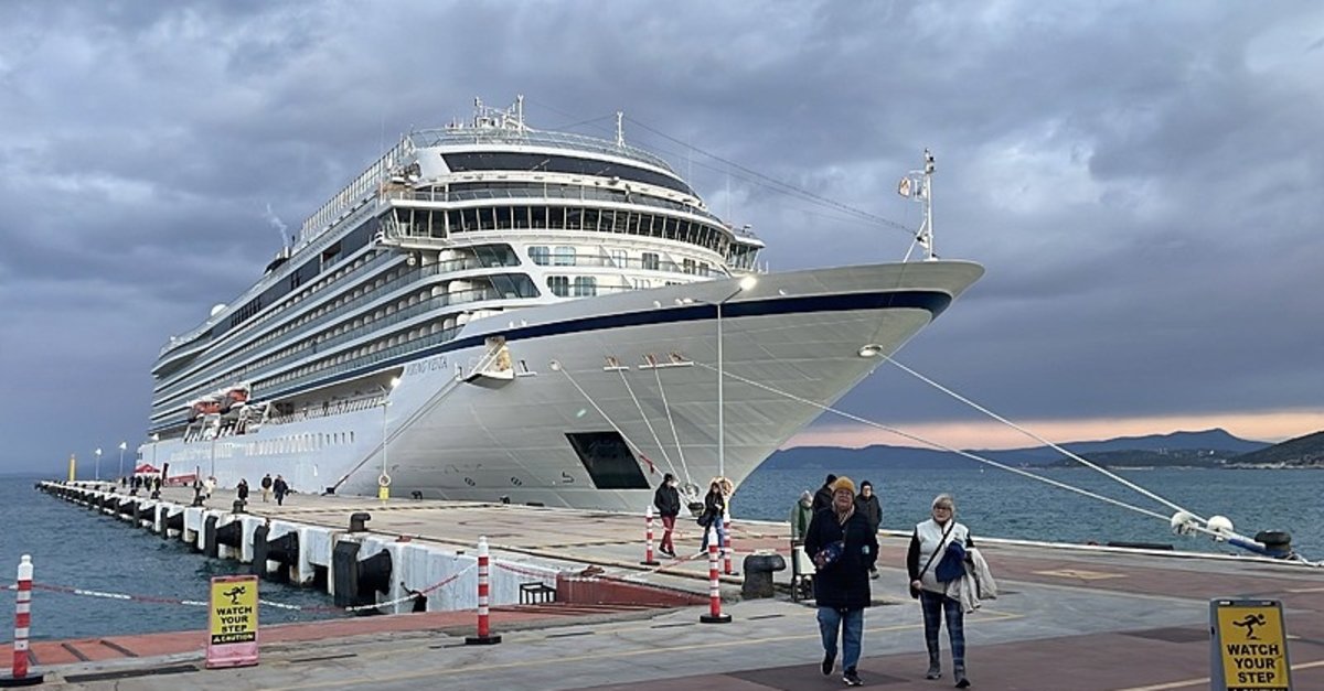 Ege'de yılın ilk kruvaziyeri: Aydın Kuşadası'na demir attı