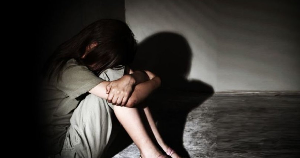 Женщина насиловала дочь. Женщина насиловала дочь. Продам фото дочери. Схватил девочку за волосы. Отец иизносиловал дочь.