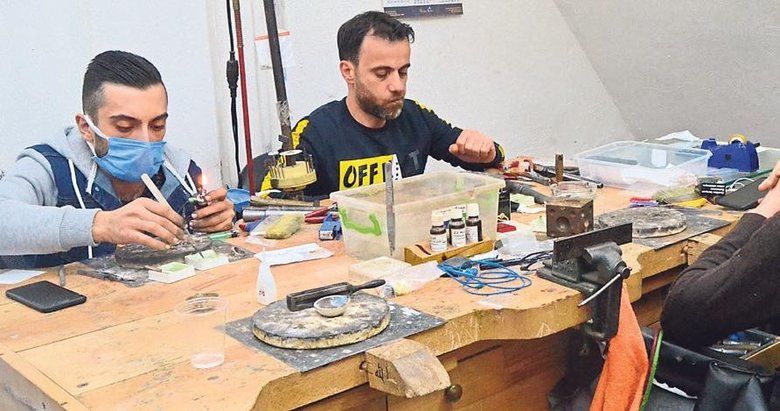 Pırlanta ve altına sekil veren usta eller