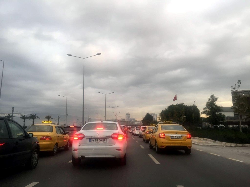 İzmir’de yeni düzenleme trafiği felç etti