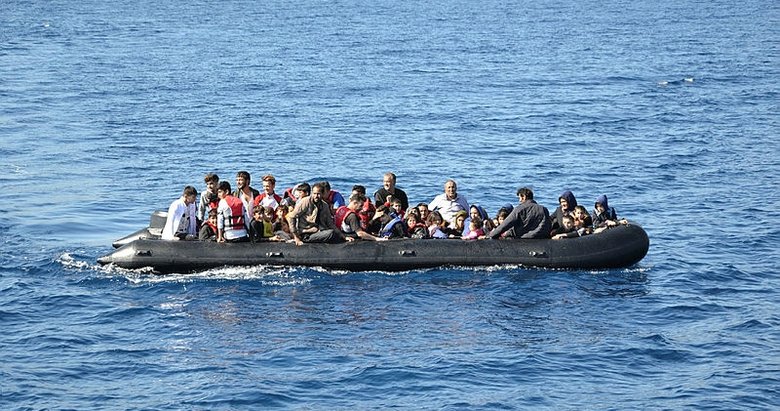 Çanakkale’de lastik bot içinde 55 kaçak göçmen yakalandı