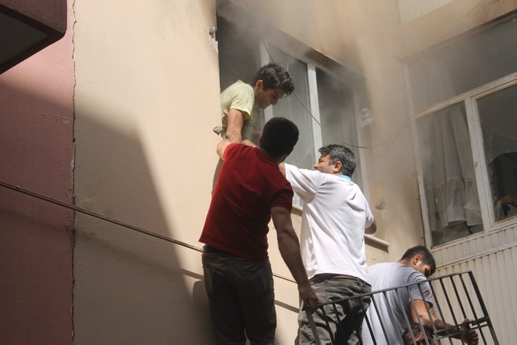 Aydın’da korkutan yangın! Vatandaşlar binaya tırmanarak...