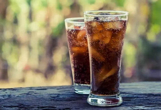 Her gün kola içtiğimizde oluşan etkileri: Fazla kola içmek zararlı mı?