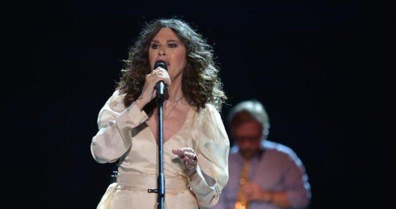 Yunan şarkıcının Çeşme’deki konserinde dostluk rüzgarları esti