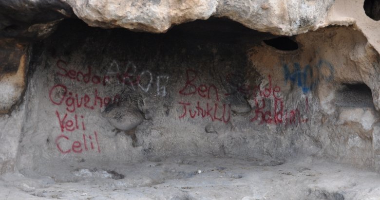 Binlerce yıllık Frig vadisi mağaralarında utandıran görüntü
