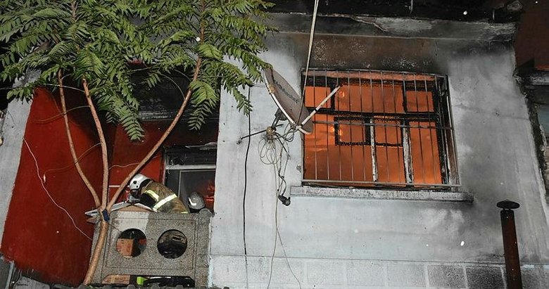 İzmir’de 2 katlı bina küle döndü yangında 25 papağan telef oldu