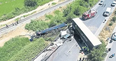 TIR’lar kafa kafaya çarpıştı: 1 ölü