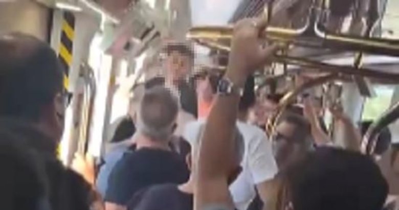 İzmir metrosunda yumruk yumruğa kavga! Kimsenin ayırmaması dikkat çekti