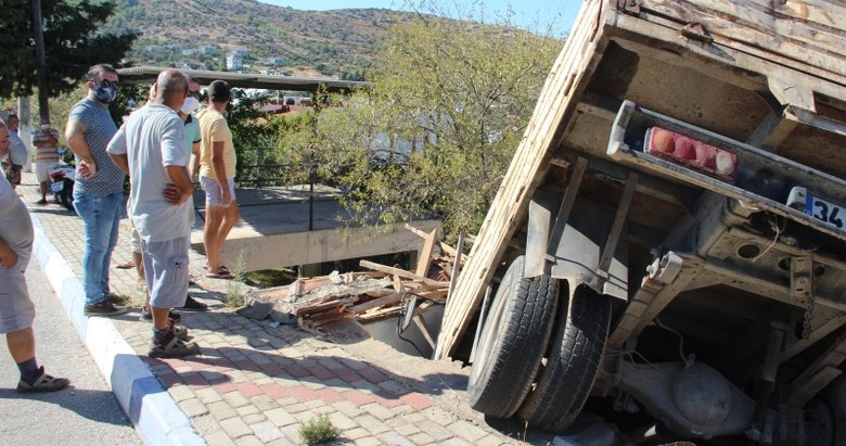 Ev salçası yaparken evinin çatısından içeri kamyon girdi