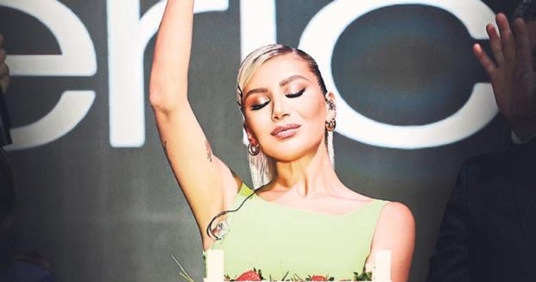 Sahneden önce 1 kilo çilek yedi