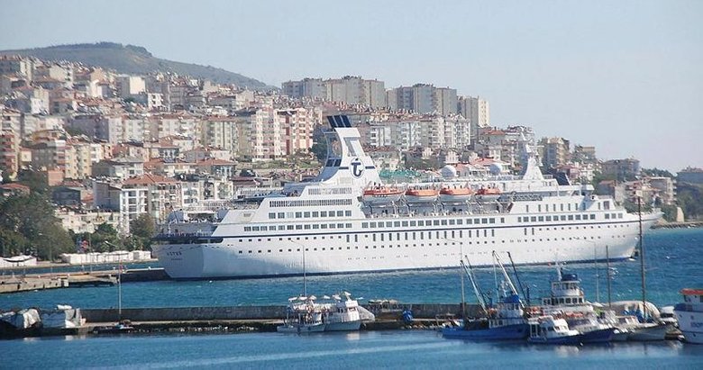 Mavi suların en lüksleri arasındaydı, şimdi söküm için rotasını Aliağa’ya çevirdi