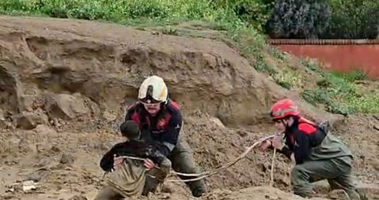 İzmir’de çamura saplanan çocukların imdadına itfaiye yetişti