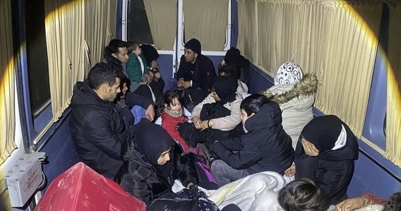 Ayvacık açıklarında 49 kaçak göçmen ile 2 göçmen kaçakçısı yakalandı