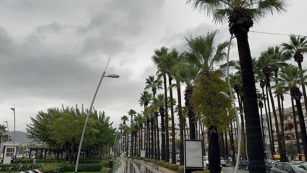 Marmaris’te sağanak yağış! Derelerden akan sular denizin rengini değiştirdi