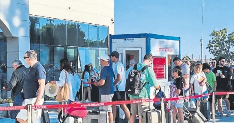 Ayvalık ile Midilli hattında geçiş kuyruğu yaşanıyor
