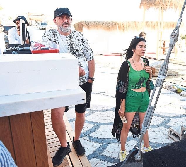 Aleyna sahnede anne babası takipte