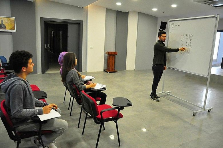 Deprem’den kaçıp Manisa’ya geldi! Kaldığı yurttaki gençleri üniversiteye hazırlıyor