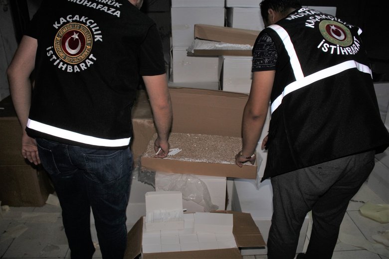 izmir-ve-mersinde-kacak-sigara-ureticilerine-operasyon-14-milyon-28-bin-bos-makaron-ele-gecirildi-1655460012921.jpg